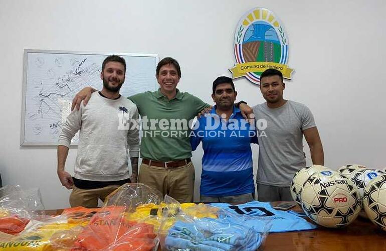 Imagen de La Comuna de Fighiera entregó pelotas y pecheras de entrenamiento a los clubes locales
