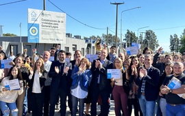 Imagen de Acto de entrega de viviendas con la presencia del gobernador Perotti en General Lagos.