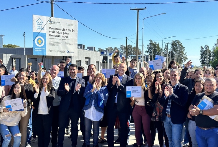 Imagen de Acto de entrega de viviendas con la presencia del gobernador Perotti en General Lagos.