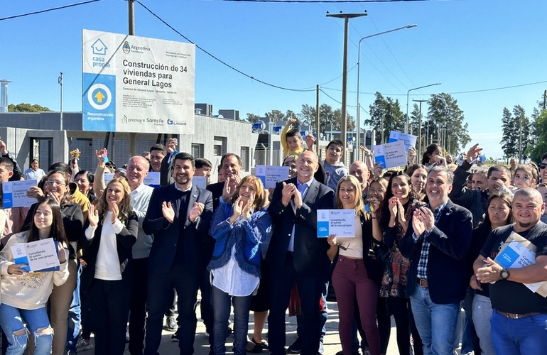 Imagen de Acto de entrega de viviendas con la presencia del gobernador Perotti en General Lagos.