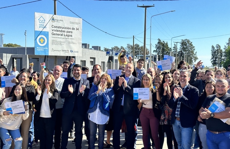 Imagen de Acto de entrega de viviendas con la presencia del gobernador Perotti en General Lagos.