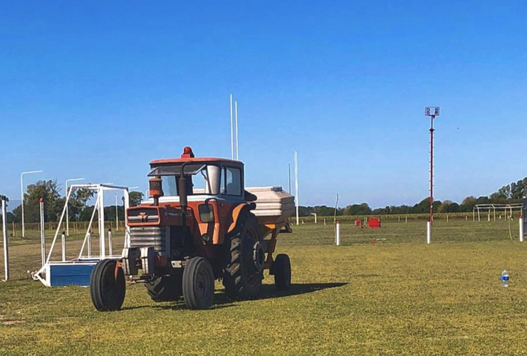 Imagen de Siembra de semillas de invierno en la cancha de hockey de Talleres.