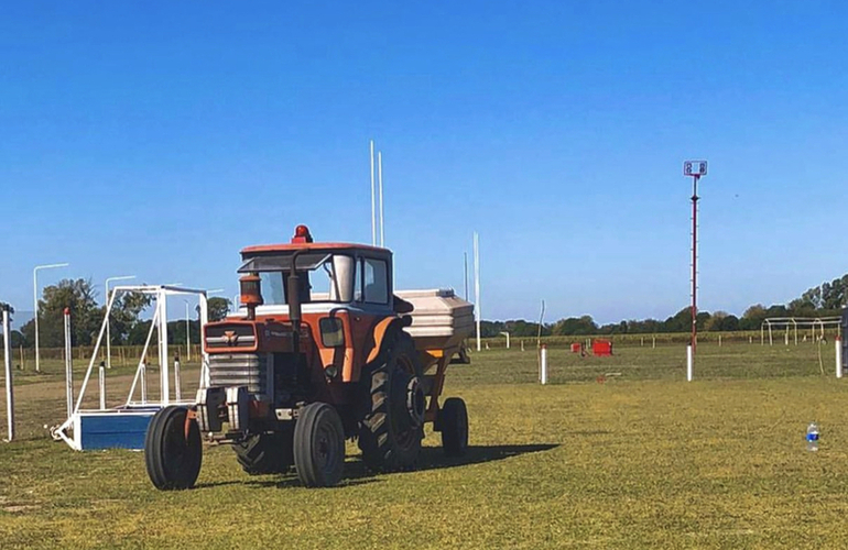 Imagen de Siembra de semillas de invierno en la cancha de hockey de Talleres.