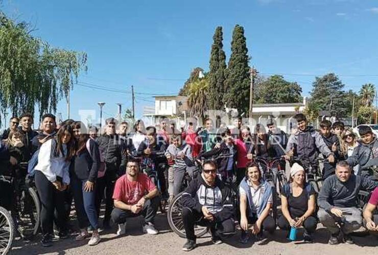 Imagen de Bicicleteada y caminata de los alumnos de la Escuela T&eacute;cnica N&deg;650