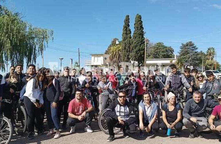 Imagen de Bicicleteada y caminata de los alumnos de la Escuela T&eacute;cnica N&deg;650