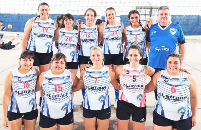 Imagen de Libertad volvió a ganar en Maxi Vóley Femenino y es líder del torneo.