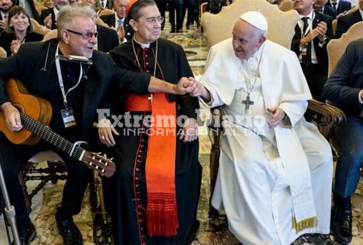 Imagen de León Gieco cantó "Sólo le pido a Dios" en el Vaticano e hizo emocionar al papa Francisco