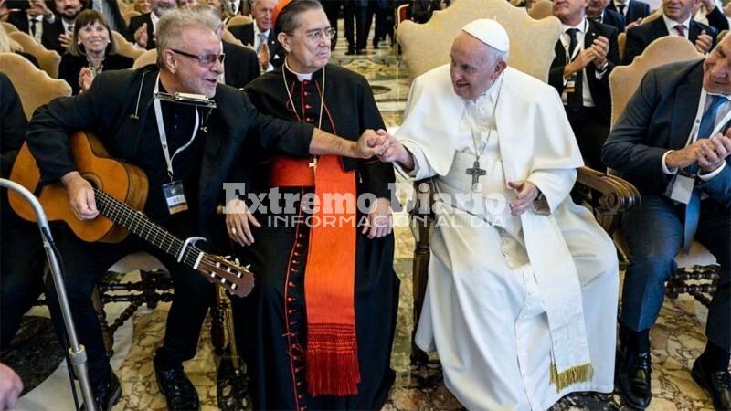 Imagen de Le&oacute;n Gieco cant&oacute; "S&oacute;lo le pido a Dios" en el Vaticano e hizo emocionar al papa Francisco