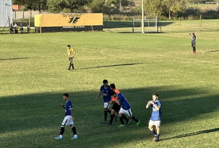 Imagen de 1ª división: Athletic venció 2-1 a Empalme Central por la fecha 11 del torneo.