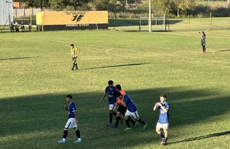 Imagen de 1ª división: Athletic venció 2-1 a Empalme Central por la fecha 11 del torneo.