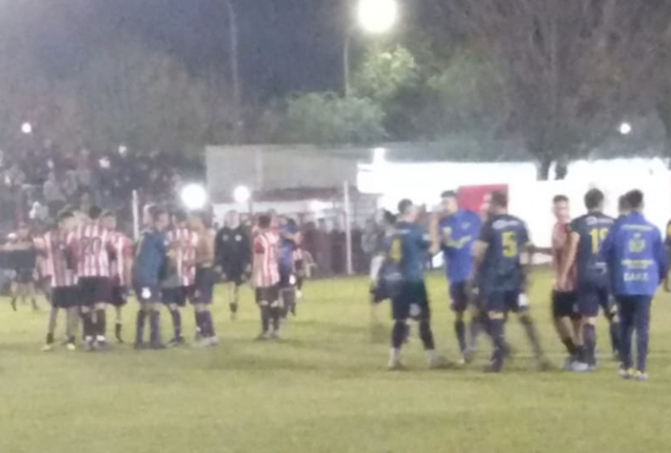 Imagen de 1ª división: Porvenir Talleres venció 2-1 a Riberas en el 'clásico' de Villa Constitución.