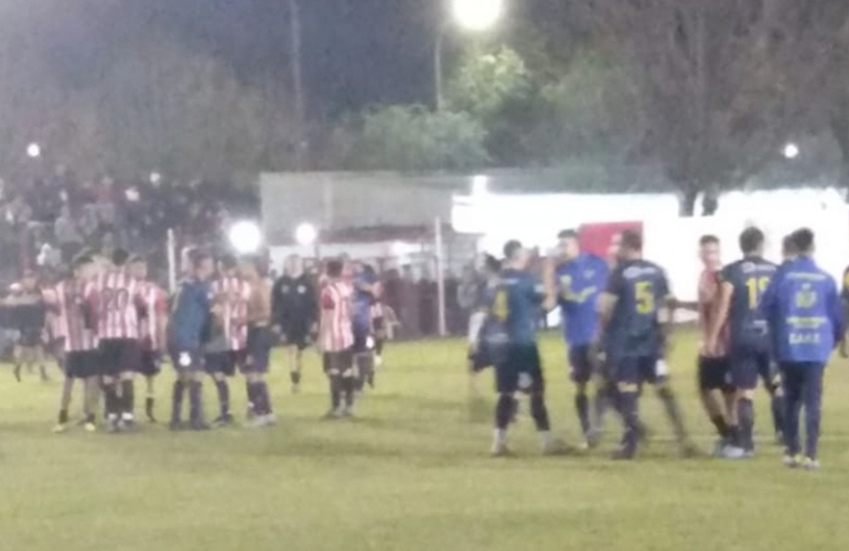 Imagen de 1ª división: Porvenir Talleres venció 2-1 a Riberas en el 'clásico' de Villa Constitución.