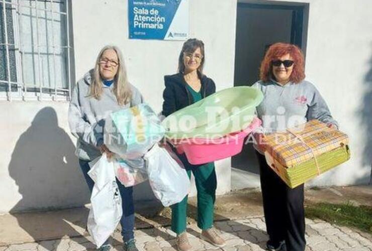 Imagen de Las Reinas Tejedoras entregaron donaciones en la sala de atenci&oacute;n primario del barrio Playa Hermosa