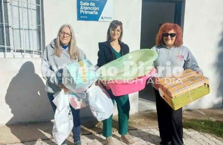Imagen de Las Reinas Tejedoras entregaron donaciones en la sala de atenci&oacute;n primario del barrio Playa Hermosa