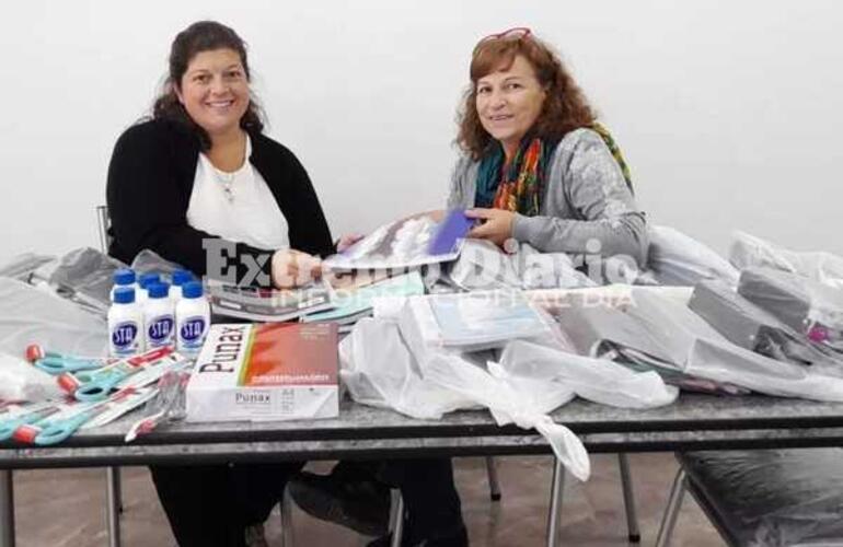 Imagen de Donaci&oacute;n de &uacute;tiles escolares al CAEBA de Fighiera