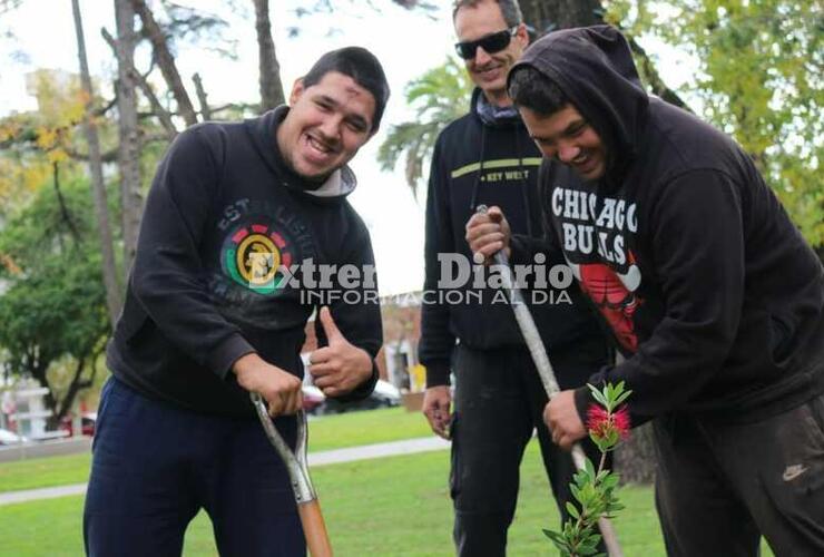 Imagen de Alumnos de la Escuela Especial y el vivero continúan interviniendo la plaza 9 de julio