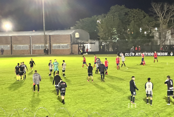 Imagen de Uni&oacute;n s&uacute;pero 5 a 2 a Talleres en el duelo arroyense en 1&ordf; divisi&oacute;n.