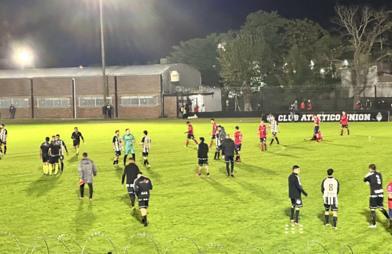 Imagen de Uni&oacute;n s&uacute;pero 5 a 2 a Talleres en el duelo arroyense en 1&ordf; divisi&oacute;n.