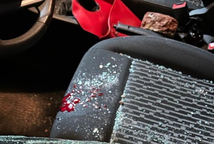 Le revent&oacute; el cristal y uno de los ladrillazos adem&aacute;s le dio en la cabeza.