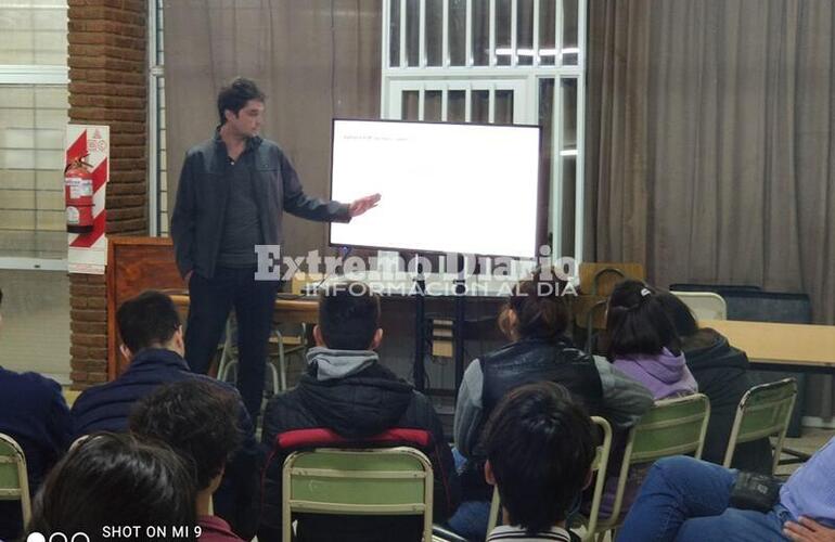 Imagen de El representante de Siemens brindó una charla en la escuela Técnica N°650