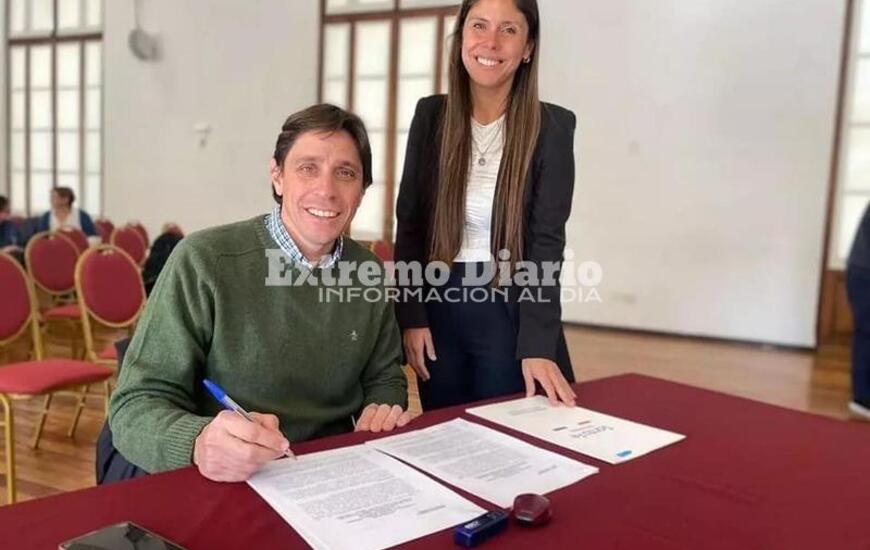 Imagen de Fighiera: Stangoni firm&oacute; un convenio para el fortalecimiento del &aacute;rea local de G&eacute;nero