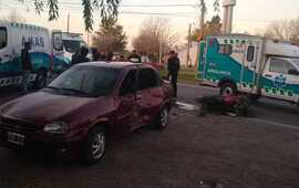 Imagen de Fuerte accidente entre una moto y un autom&oacute;vil
