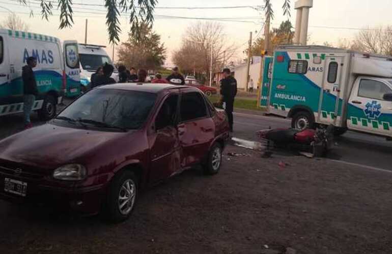 Imagen de Fuerte accidente entre una moto y un automóvil