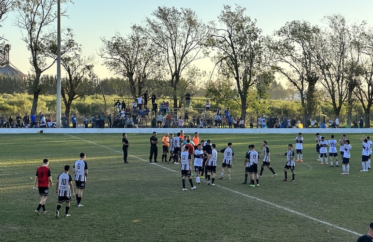 Imagen de 1ª división: Unión venció 2-0 a Central Argentino y sigue líder del torneo.