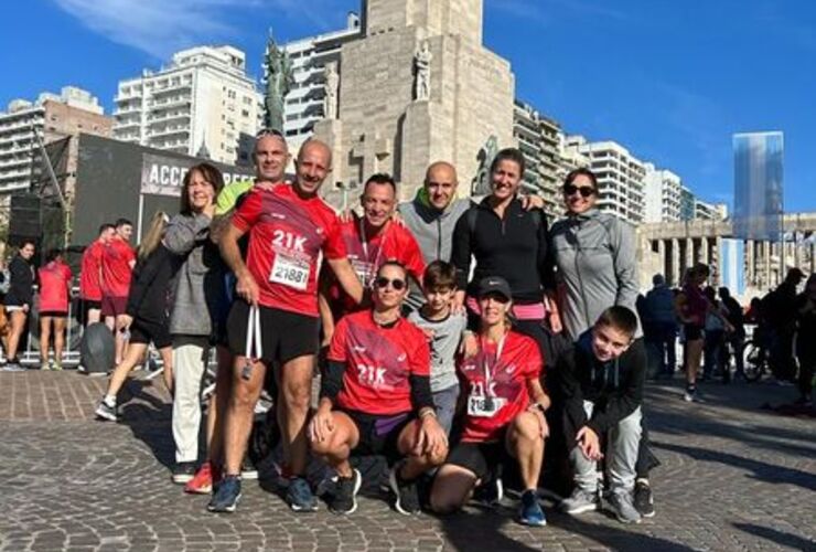 Imagen de El equipo de running de Labarra Ol&iacute;mpica particip&oacute; de los 21km en la ciudad de Rosario