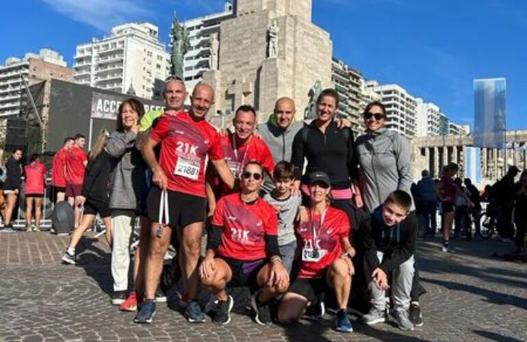 Imagen de El equipo de running de Labarra Olímpica participó de los 21km en la ciudad de Rosario