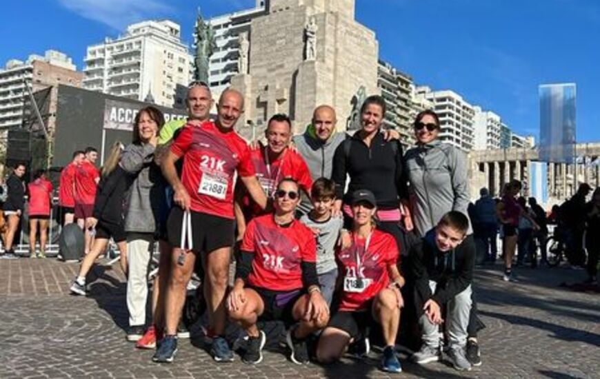 Imagen de El equipo de running de Labarra Ol&iacute;mpica particip&oacute; de los 21km en la ciudad de Rosario