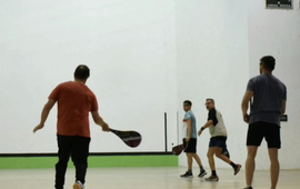 Imagen de Pelota Paleta: una disciplina que sigue en vigencia en el Rowing Club.