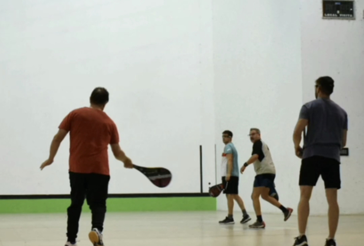 Imagen de Pelota Paleta: una disciplina que sigue en vigencia en el Rowing Club.