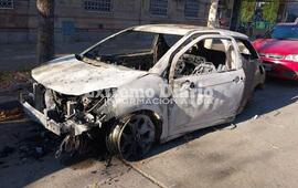 El auto siniestrado permanece sobre calle 9 de Julio al 200.