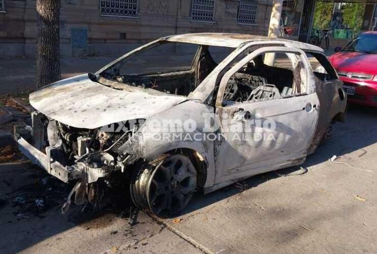 El auto siniestrado permanece sobre calle 9 de Julio al 200.