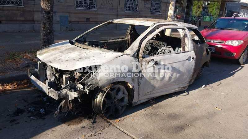 El auto siniestrado permanece sobre calle 9 de Julio al 200.