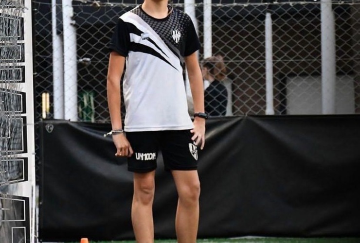 Las chicas del Panza entrenan en la cancha sintética.