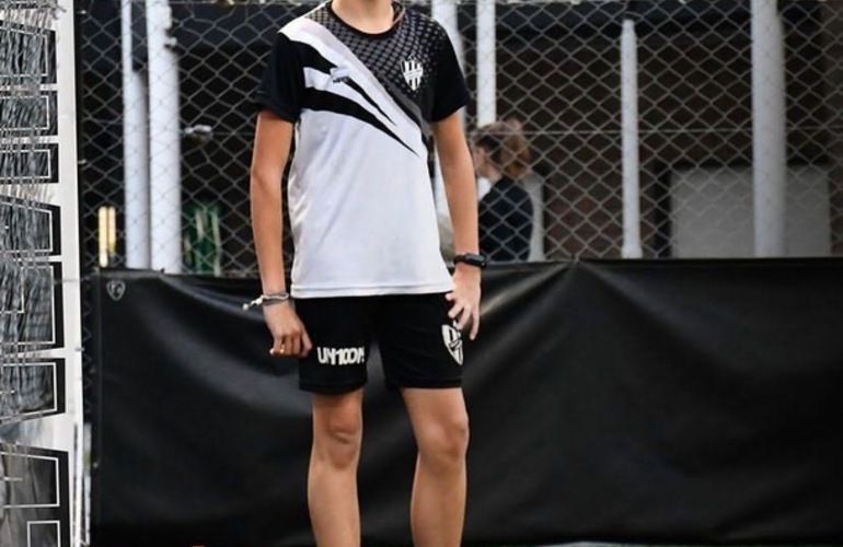 Las chicas del Panza entrenan en la cancha sintética.