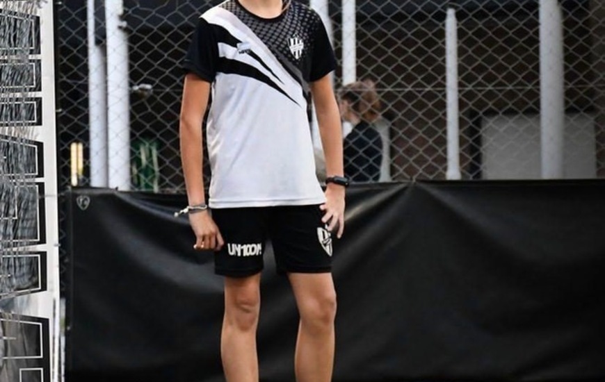 Las chicas del �Panza� entrenan en la cancha sint&eacute;tica.