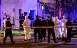 La Polic&iacute;a trabajaba en la escena del crimen. (Ana Isla/Rosario3)