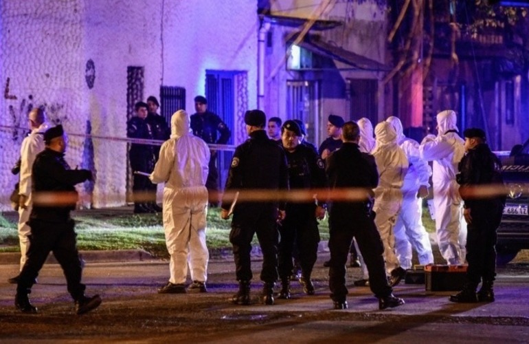 La Policía trabajaba en la escena del crimen. (Ana Isla/Rosario3)