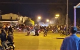 Una multitud de j&oacute;venes se sum&oacute; a una pelea de dos adolescentes en plena calle. (imagen El Tres )