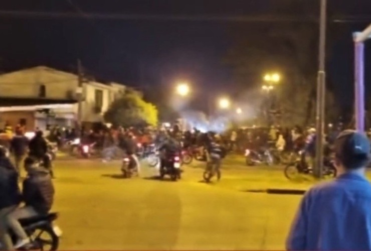 Una multitud de jóvenes se sumó a una pelea de dos adolescentes en plena calle. (imagen El Tres )