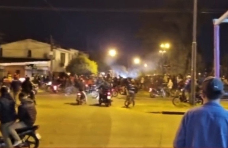 Una multitud de jóvenes se sumó a una pelea de dos adolescentes en plena calle. (imagen El Tres )