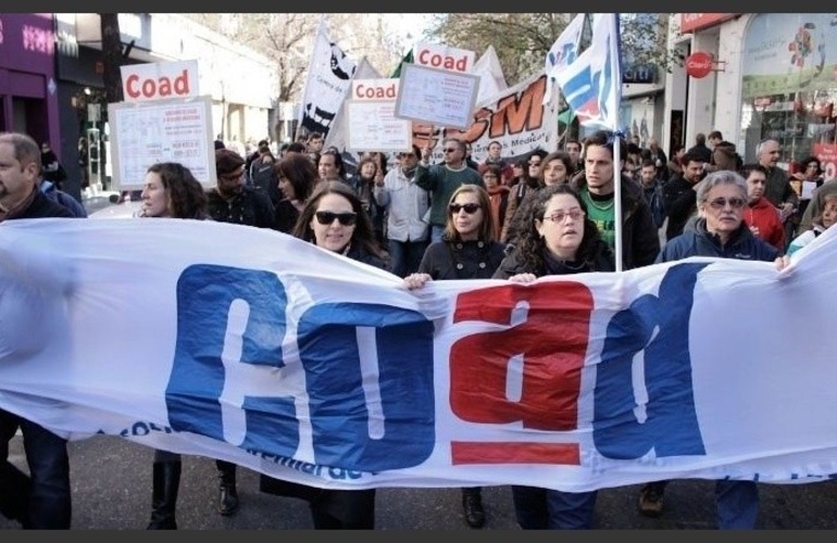 Imagen de Docentes de la UNR votan posible paro en el marco de un plan de lucha