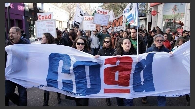 Imagen de Docentes de la UNR votan posible paro en el marco de un plan de lucha