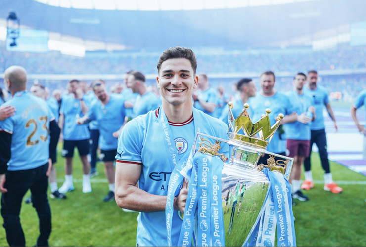 Imagen de Juli&aacute;n &Aacute;lvarez, Campe&oacute;n de la Premier League con el Manchester City.