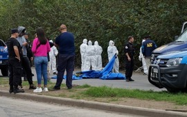 El Comando Radioel&eacute;ctrico y la AIC trabajan en la escena del homicidio. (Alan Monz&oacute;n/Rosario3)