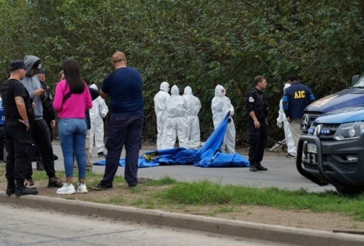 El Comando Radioel&eacute;ctrico y la AIC trabajan en la escena del homicidio. (Alan Monz&oacute;n/Rosario3)