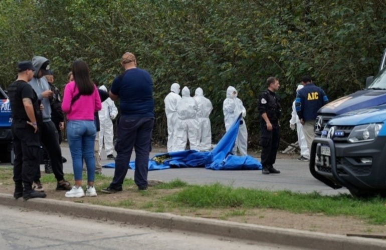 El Comando Radioel&eacute;ctrico y la AIC trabajan en la escena del homicidio. (Alan Monz&oacute;n/Rosario3)